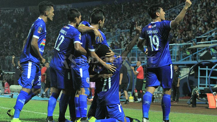Arema FC saat melakukan selebrasi melawan Kalteng Putra di leg pertama semifinal Piala Presiden 2019, pada 2 April 2019. Copyright: © Ian Setiawan/INDOSPORT