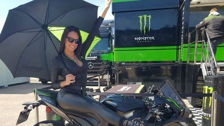 Grace Barroso kala beraksi menjadi umbrella girl MotoGP. Copyright: © Instagram/Grace Barroso