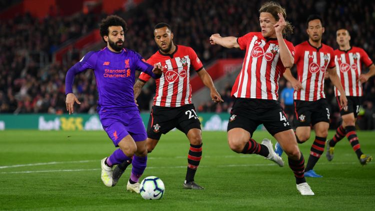 Penyerang Liverpool, Mohamed Salah mencoba melewati barisan pertahanan Southampton, Sabtu (06/04/19) dini hari WIB. Dan Mullan/Getty Images Copyright: © Dan Mullan/Getty Images