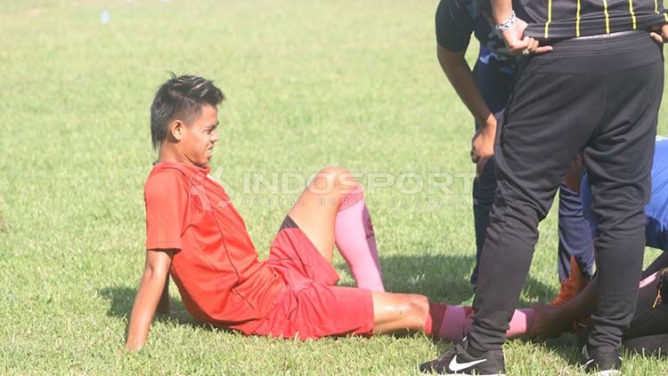 Mantan winger Persis Solo, Hapidin mendapat perawatan usai mengalami cedera dalam uji coba di Lapangan AURI Lanud Adi Soemarmo, Karanganyar, Sabtu (06/04/19)./(Indosport/Ronald Seger Prabowo) Copyright: © Indosport/Ronald Seger Prabowo