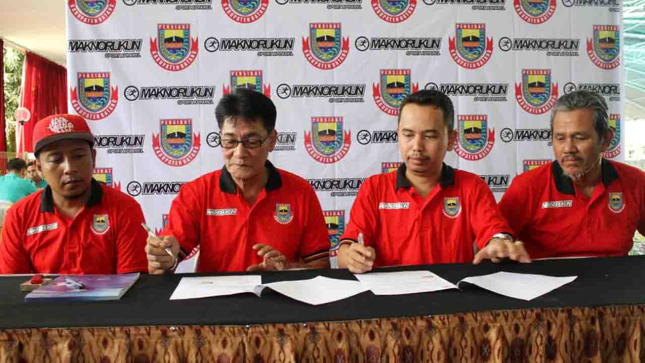Jajaran pelatih dan manajemen Persibat untuk persiapan Liga 2 2019. /Media Persibat Copyright: © Media Persibat