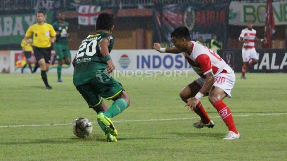 Pemain Persebaya, Osvaldo Haay mencoba melewati hadangan dari pemain Madura United. Foto: Fitra Herdian/Soicaumienbac.cc Copyright: © Fitra Herdian/Soicaumienbac.cc