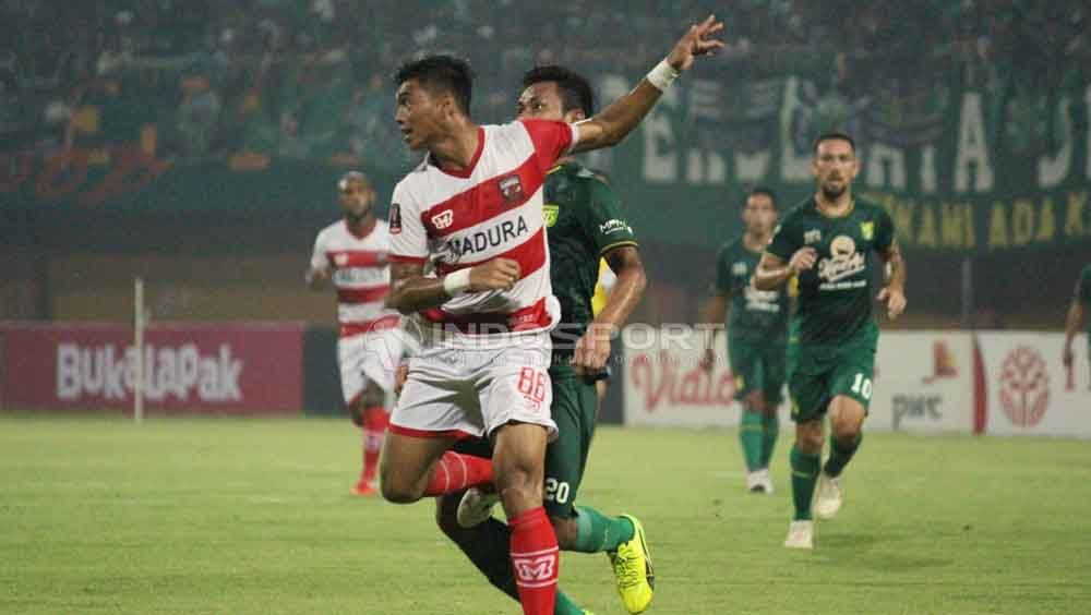 Hasil Piala Menpora antara Madura United vs Persebaya. Copyright: © Fitra Herdian/Indosport.com