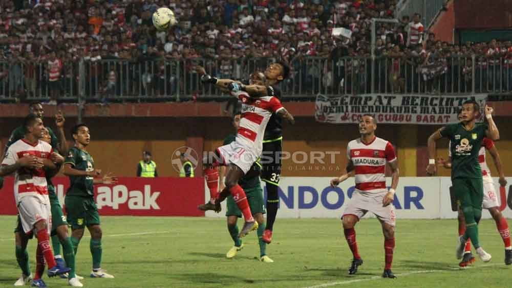 Aksi penyelamatan gawang Miswar Saputra saat terjadi kemelut di gawang Persebaya. Foto: Fitra Herdian/Football265.com Copyright: © Fitra Herdian/Football265.com