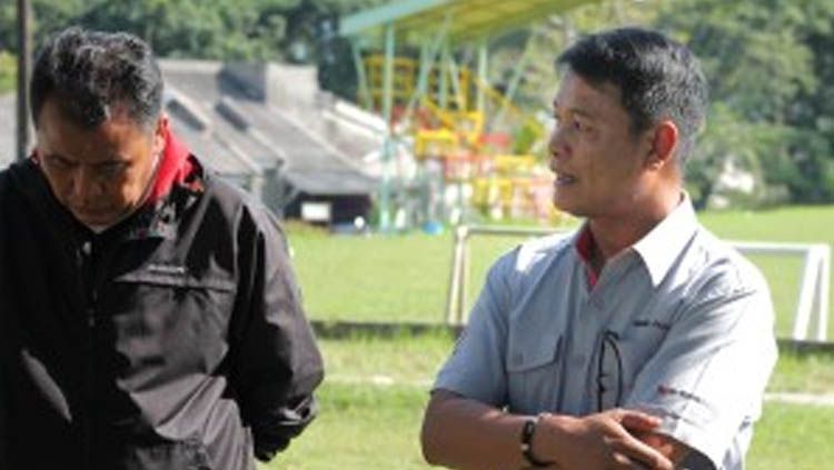 Mantan Pelatih Semen Padang Syafrianto Rusli (kiri) dan Direktur Utama PT Kabau Sirah Semen Padang (KSSP) Rinold Thamrin (kanan). Copyright: © thekmers.co.id