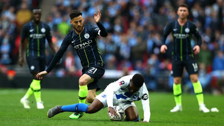 David Silva saat berduel dengan pemain Brighton di semifinal Piala FA, Sabtu (06/04/19). Copyright: © Chloe Knott - Danehouse/Getty Images