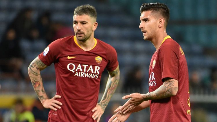 AS Roma hanya bisa tampil di Liga Europa, Lorenzo Pellegrini (kanan), mengaku tidak ingin menganggap remeh. Copyright: © Paolo Rattini/Getty Images