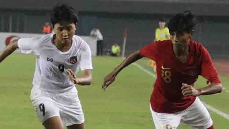 Pemain Garuda Pertiwi (kanan) berusaha keras kawal ketat pemain Myanmar. Copyright: © pssi__fai