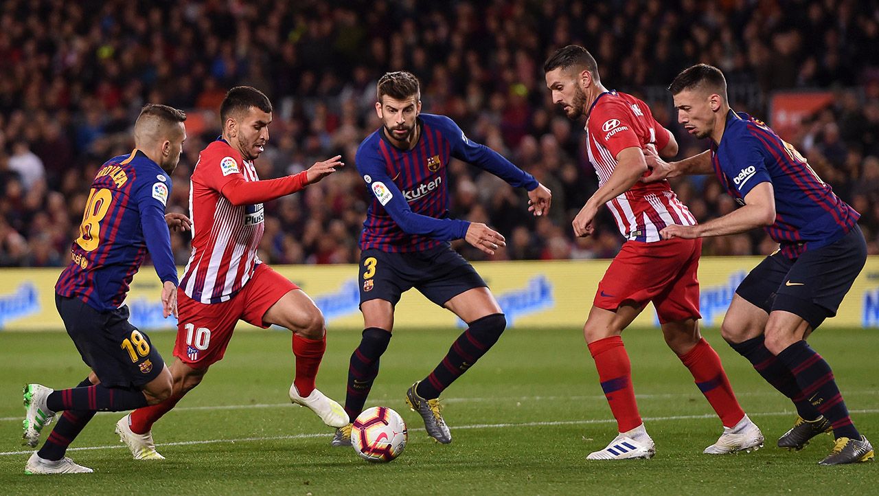 Salah satu penggawa Raksasa Liga Spanyol, Barcelona, dilaporkan semakin dekat untuk berlabuh ke Newcastle United. Copyright: © Alex Caparros / Getty Images