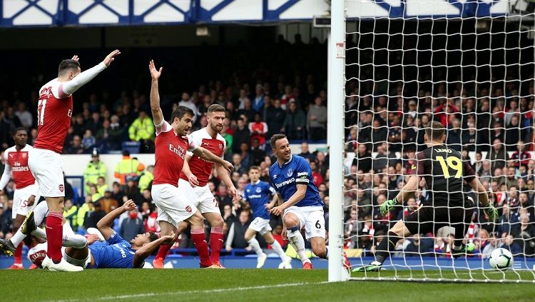 Proses terjadinya gol Phil Jagielka ke gawang Arsenal dalam laga pekan ke-34 Liga Primer Inggris, Minggu (07/04/19). Copyright: © Twitter @brfootball