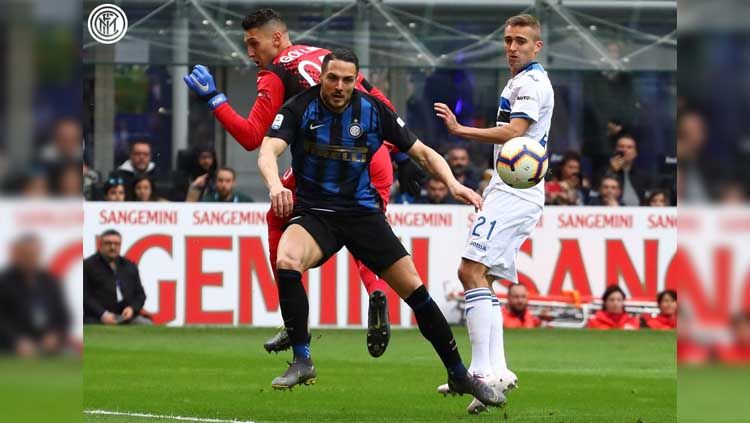 Perebutan bola pada laga Inter Milan vs Atalanta di Serie A Italia 2018/2019, Minggu (07/04/19). Copyright: © Twitter/@Inter_en