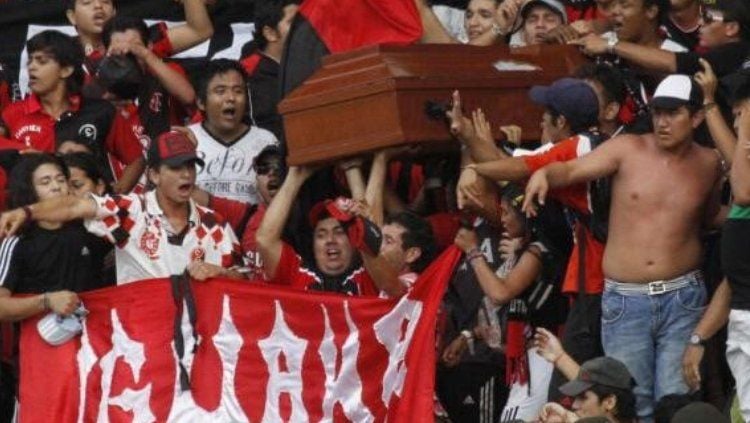 Ultras Klub Kolombia, Cucuta Deportivo membawa peti jenazah ke dalam stadion Copyright: © Twitter / Jhon Milton