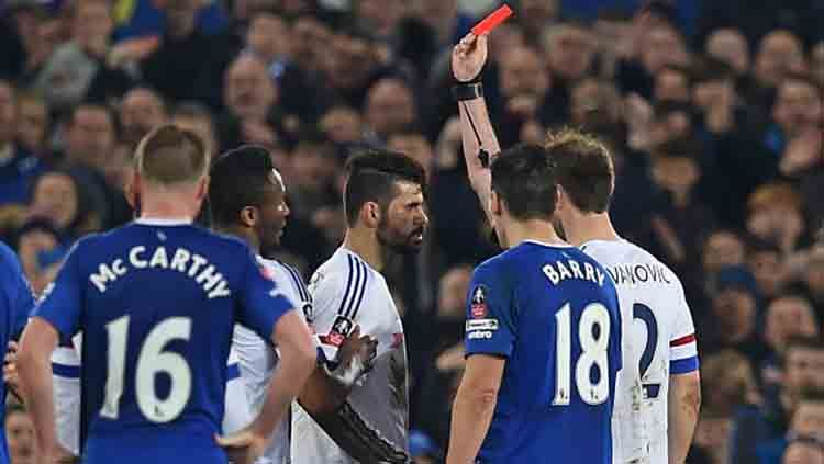 Diego Costa saat di ganjar kartu merah oleh wasit Michael Oliver pada laga Piala Fa melawan Everton di Goodison Park pada 12 Maret 2016. PAUL ELLIS/AFP/Getty Images Copyright: © PAUL ELLIS/AFP/Getty Images