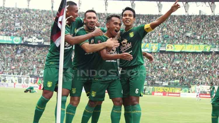 Aksi selebrasi pemain Persebaya setelah Irfan Jaya mencetak gol. Fitra Herdian/INDOSPORT Copyright: © Fitra Herdian/INDOSPORT