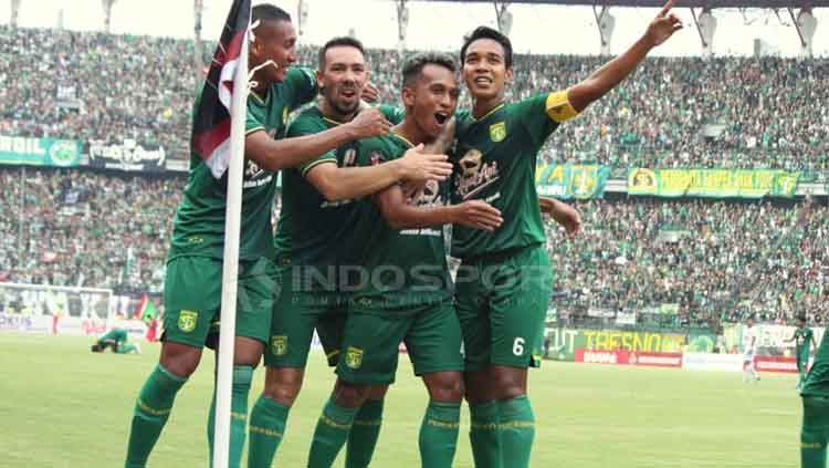 Aksi selebrasi pemain Persebaya setelah Irfan Jaya mencetak gol. Fitra Herdian/INDOSPORT Copyright: © Fitra Herdian/INDOSPORT