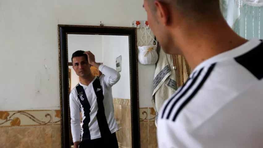 Biwar Abdullah pemain sepak bola amatir asal Irak yang punya wajah mirip dengan Cristiano Ronaldo. Copyright: &copy; foxsportsasia