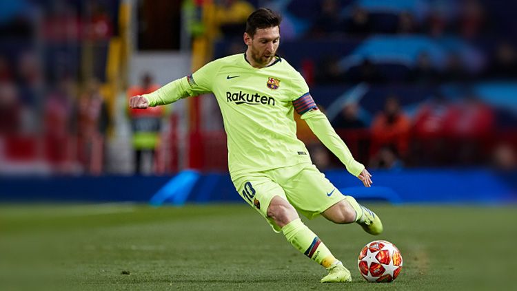 Lionel Messi mengalami cedera pada betisnya. Hal ini membuat La Pulga harus absen di laga pramusim Barcelona. Quality Sport Images/Getty Images. Copyright: © Quality Sport Images/Getty Images