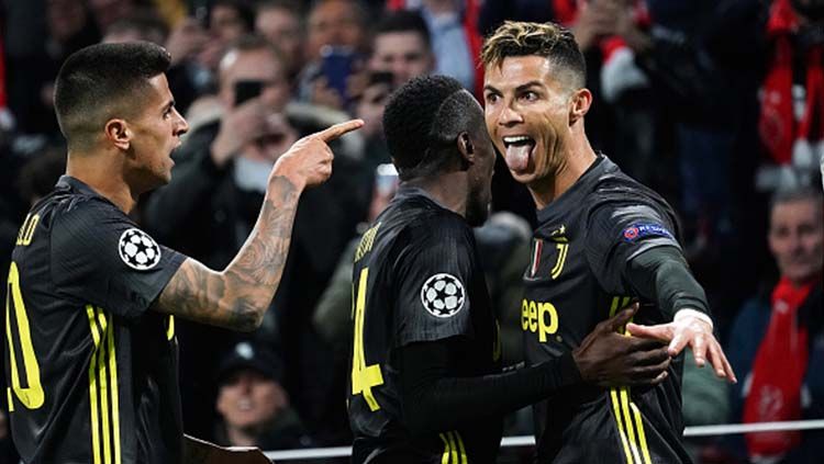 Selebrasi Cristiano Ronaldo usai membobol gawang Ajax pada babak 8 besar Liga Champions 2019, Kamis (11-04-19), di Amsterdam Arena. Foto: Koji Watanabe/Getty Images. Copyright: © Koji Watanabe/Getty Images