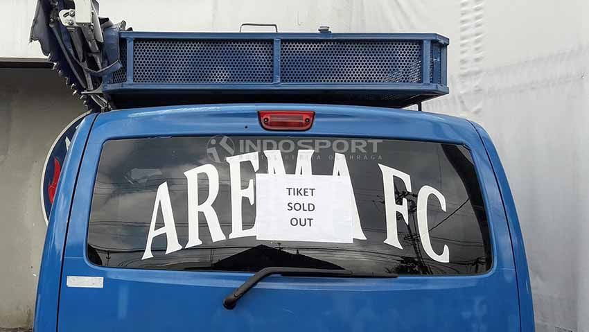 40 ribu lembar tiket Arema FC vs Persebaya Surabaya dinyatakan sold out alias habis terjual, Kamis 11 April 2019. Foto: Ian Setiawan/INDOSPORT Copyright: © Ian Setiawan/INDOSPORT