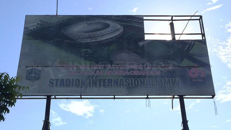 Papan reklame di lahan tempat Stadion BMW dibangun. Copyright: © Annisa Hardjanti/INDOSPORT