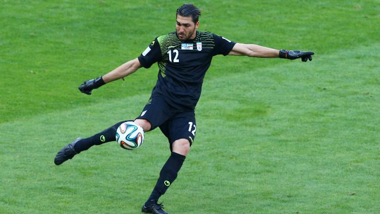 Kiper Timnas Iran, Alireza Haghighi saat tampil di babak grup F Piala Dunia 2014 Brasil melawan Argentina (Ian Walton/Getty Images). Copyright: © Ian Walton/Getty Images