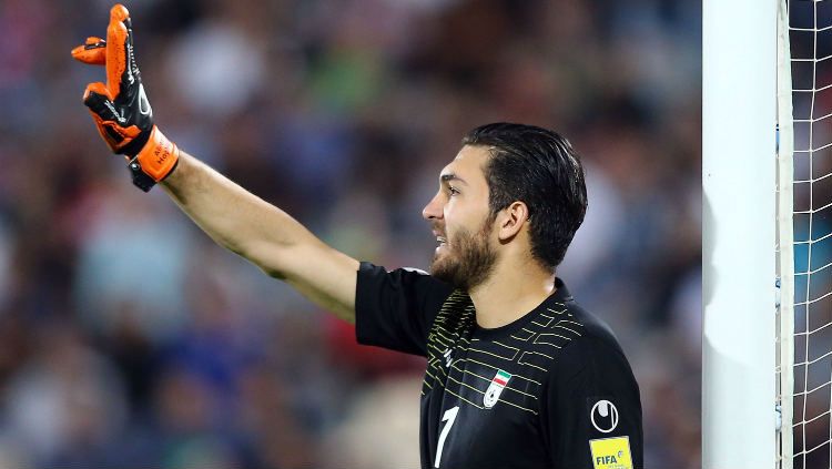 Kiper Timnas Iran, Alireza Haghighi saat tampil di laga persahabatan melawan Jepang (Amin M. Jamali/Getty Images). Copyright: © Amin M. Jamali/Getty Images