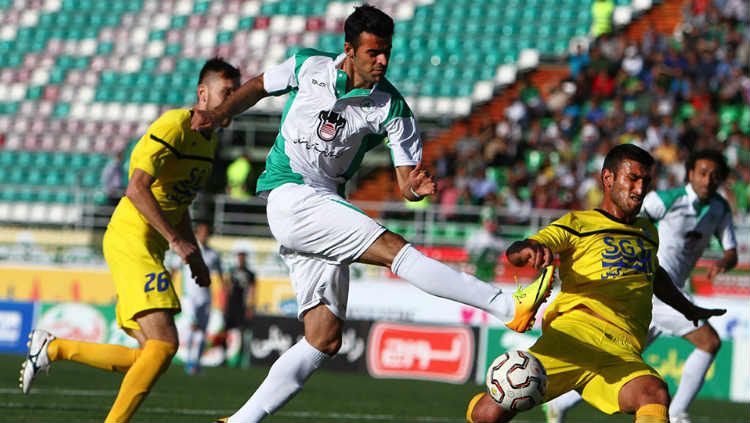 Striker asal Iran, Masoud Hassanzadeh (tengah). Copyright: © www.varzesh11.com