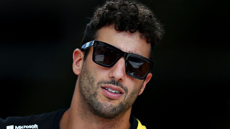 Daniel Ricciardo, pembalap F1 dari tim Renault saat berada di ruang ganti sebelum balapan. Copyright: © Lars Baron/GettyImages