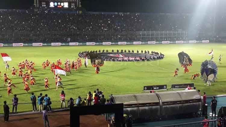 Tari adat nusantara yang ditampilkan panitia jelang sebelum kick off berlangsung. Copyright: © Ian Setiawan/INDOSPORT