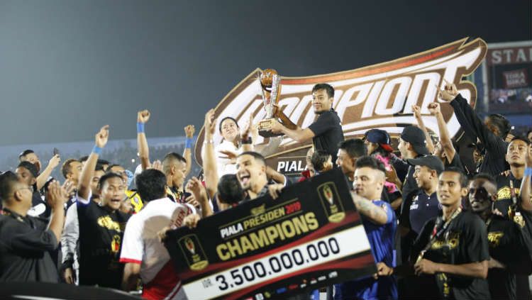 Arema FC saat merima trofi juara Piala Presiden 2019. Copyright: © INDOSPORT/Herry Ibrahim