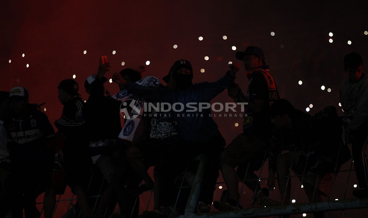 Aksi suporter Aremania saat mendukung tim kesayangannya di stadion Kanjuruhan. Copyright: © Herry Ibrahim/INDOSPORT
