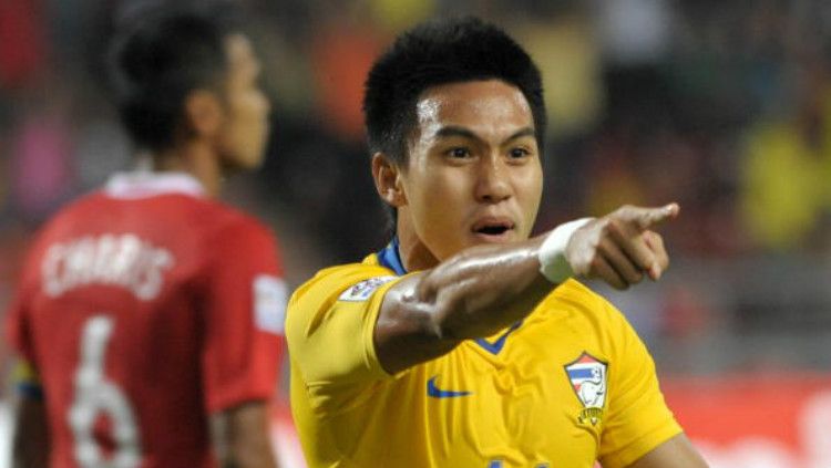 Teerathep Winothai saat mencetak gol ke gawang Timnas Indonesia di Piala AFF 2008. Copyright: © PORNCHAI KITTIWONGSAKUL/AFP/Getty Images