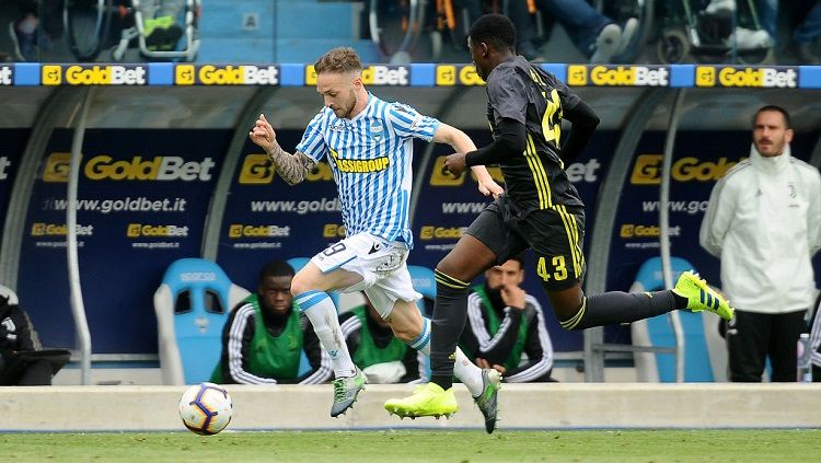 Pemain SPAL, Manuel Lazzari, mendribel bola sambil dibayangi pemain Juventus di pertandingan pekan ke-32 Serie A Italia, Sabtu (13/04/19). Copyright: © Mario Carlini/Getty Images