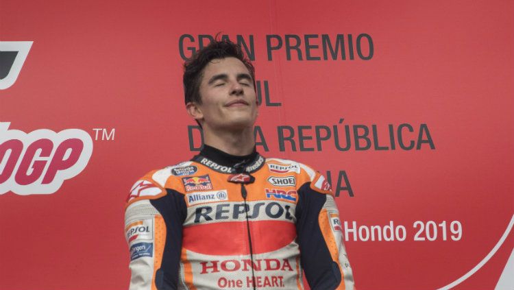 Pembalap Honda, Marc Marquez berdiri di podium (Mirco Lazzari gp/Getty Images). Copyright: © Mirco Lazzari gp/Getty Images