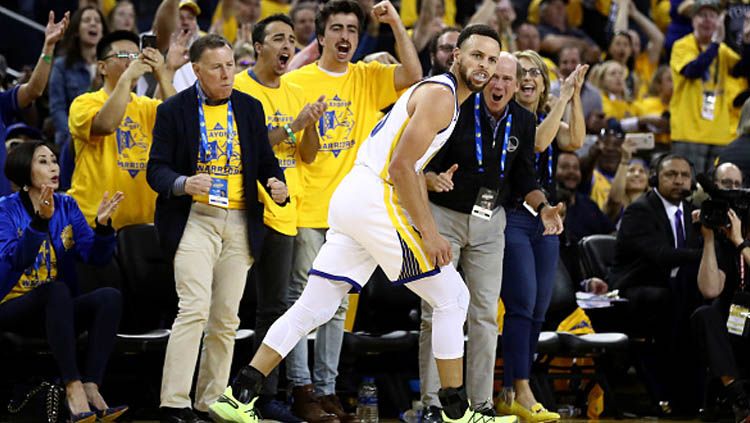 Pemain megabintang Golden State Warriors, Stephen Curry tampil impresif saat melawan LA Clippers di Oracle Arena. Copyright: © Ezra Shaw/GETTYIMAGES