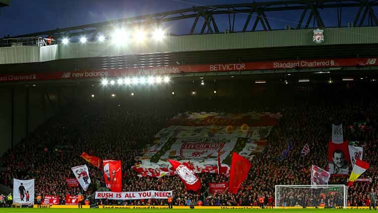 Lagu You'll Never Walk Alone selalu dinyanyikan suporter Liverpool untuk menyemangati timnya bertanding. Copyright: © Robbie Jay Barratt/GETTYIMAGES