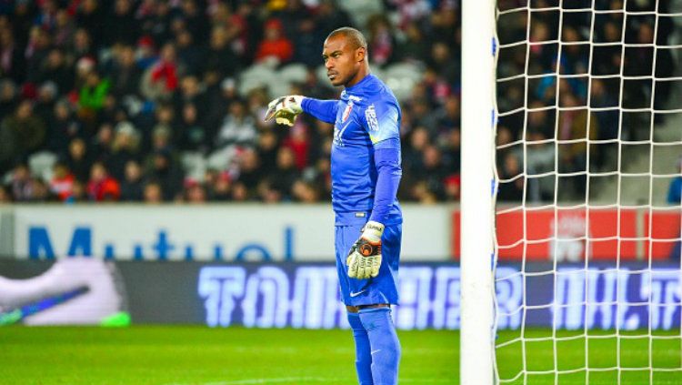 Enyeama ketika membela klubnya. Copyright: © Dave Winter / Icon Sport