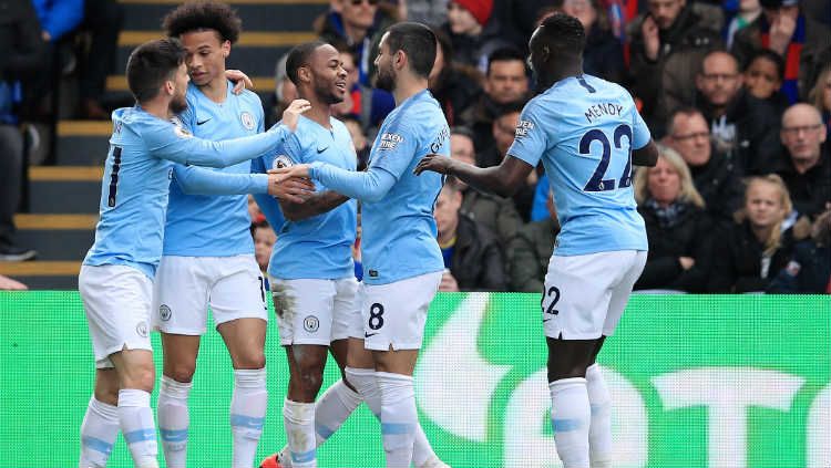 Raheem Sterling merayakan gol bersama para pemain Man City usai membobol gawang Crystal Palace (Marc Atkins/Getty Images). Copyright: © Marc Atkins/Getty Images