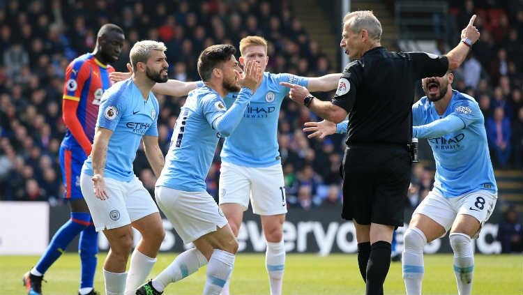 Para pemain Man City sempat melakukan protes kepada wasit, Minggu (14/04/2019) Marc Atkins/Getty Images). Copyright: © Marc Atkins/Getty Images
