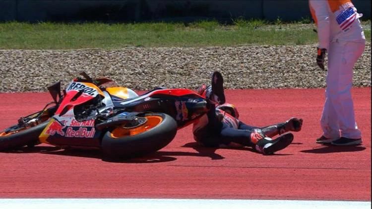 Pembalap Repsol Honda, Marc Marquez terjatuh di MotoGP Amerika Serikat, Senin (15/04/19) dini hari WIB, di Circuit of the Americas, Austin. Copyright: © Twitter/@MotoGP