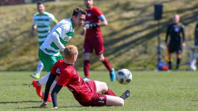 Pemain Lechia II Gdańsk Egy Maulana Vikri (kiri) mencoba melewati hadangan pemain Wikęd Luzino pada laga Lechia II Gdańsk vs Wikęd Luzino. Foto: lechia.net Copyright: © lechia.net
