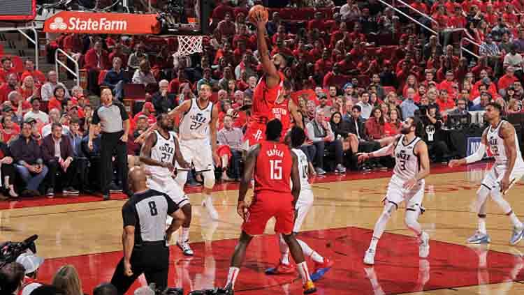 Pemain megabhintang Houston Rockets, James Harden melakukan dunk saat melawan Utah Jazz pada NBA Playoffs 2019 di Toyota Center. Copyright: © Bill Baptist/GETTYIMAGES
