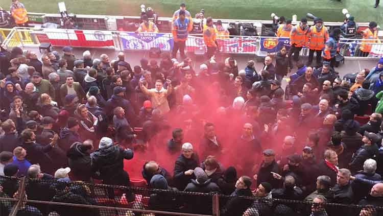 Fans Chelsea dilempari bom asap oleh suporter Liverpool, Minggu (14/04/19). Copyright: © Twitter/DPSD37