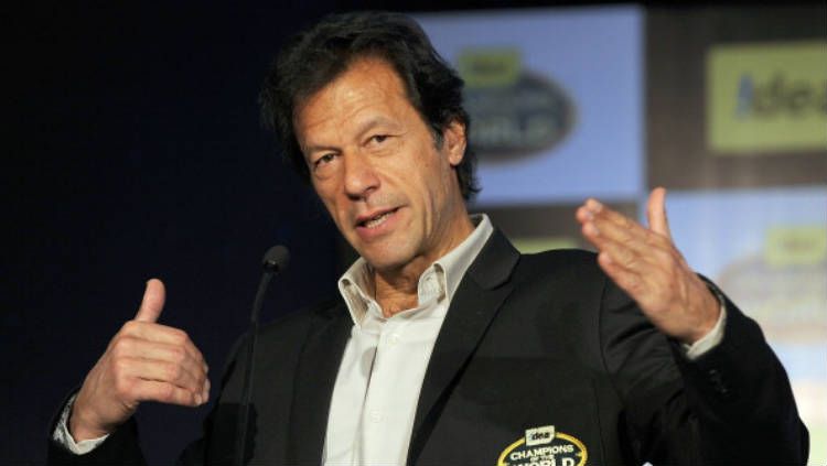 Imran Khan, mantan atlet kriket yang menjadi PM Pakistan. Copyright: © INDRANIL MUKHERJEE/AFP/Getty Images