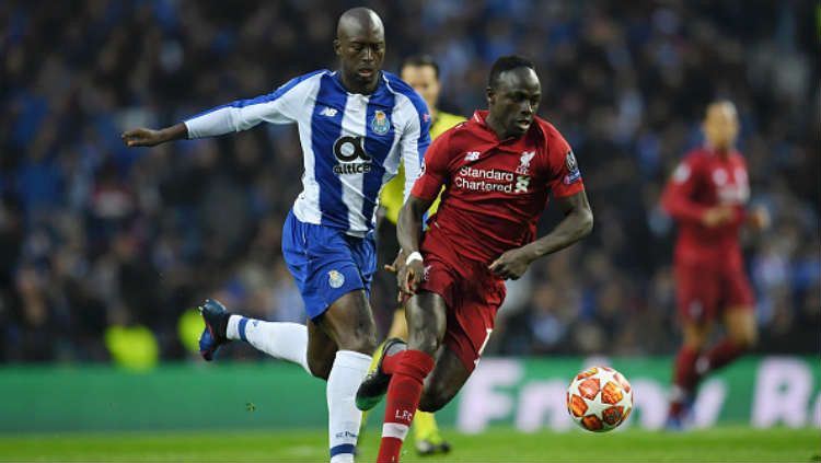 Sadio Mane saat mengejar bola dibayangi oleh pemain FC Porto. Copyright: © Matthias Hangst/Getty Images.