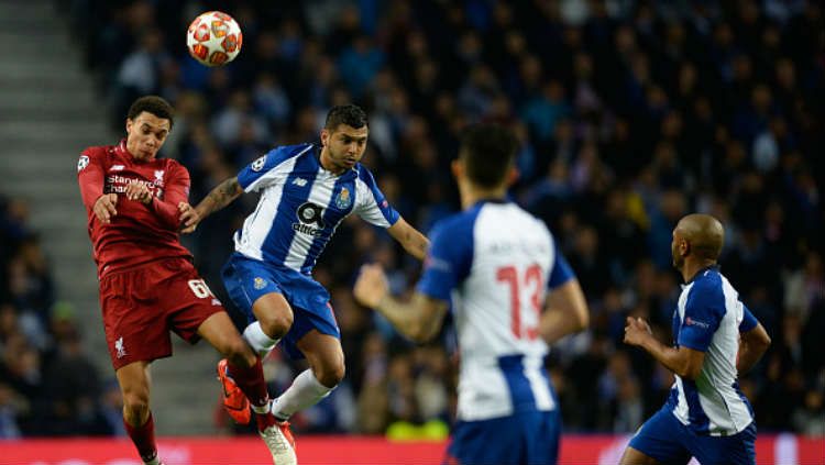 Pemain FC Porto dan Liverpool berudl di udara. Copyright: © Miguel Riopa/Getty ImAGES.