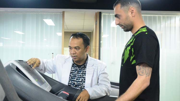 Tiba di Indonesia, pemain kelahiran Asgabat Artur Gevorkyan ini langsung menjalani tes medis di Indonesia Sport Medicine Center (ISMC). Foto: PERSIB.co.id/Rivan Mandala Copyright: © PERSIB.co.id/Rivan Mandala