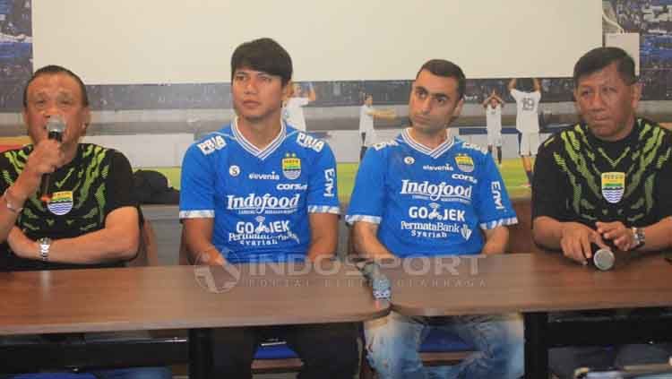 Manajemen Persib Bandung kenalkan pemain baru mereka Achmad Jufrianto dan Artur Gevorkyan, Kamis (18/04/19). Arif Rahman/INDOSPORT Copyright: © Arif Rahman/INDOSPORT