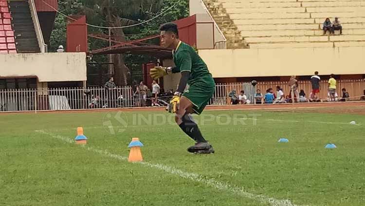 Kiper Persipura Jayapura U-20, Adzib Al Hakim saat menjalani trial bersama tim Persipura senior berapa waktu lalu. Copyright: © Sudjarwo/INDOSPORT