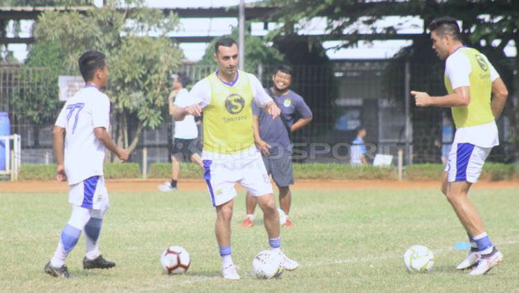 Pemain anyar Persib Bandung, Artur Gevorkyan saat berlatih di Saraga ITB, Kota Bandung, Jumat (19/04/2019) (Arif Rahman/INDOSPORT). Copyright: © Arif Rahman/INDOSPORT